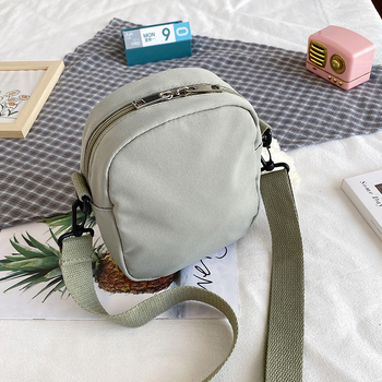 Crossbody torba od platna, mala kvadratna, uspravni dizajn, zatvaranje zatvaračem, Notelli