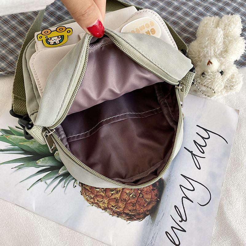 Crossbody torba od platna, mala kvadratna, uspravni dizajn, zatvaranje zatvaračem, Notelli