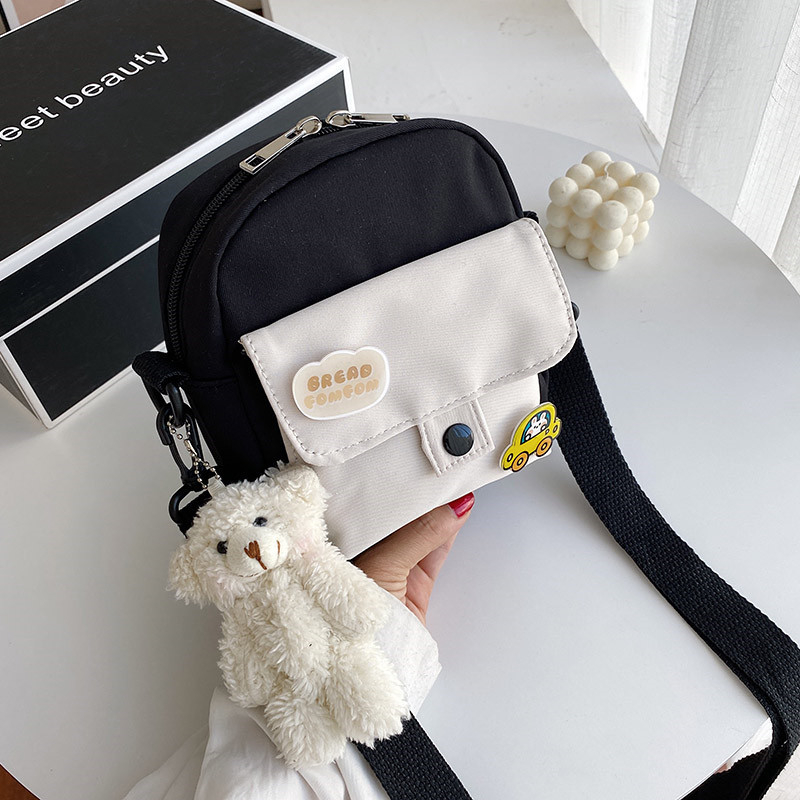 Crossbody torba od platna, mala kvadratna, uspravni dizajn, zatvaranje zatvaračem, Notelli