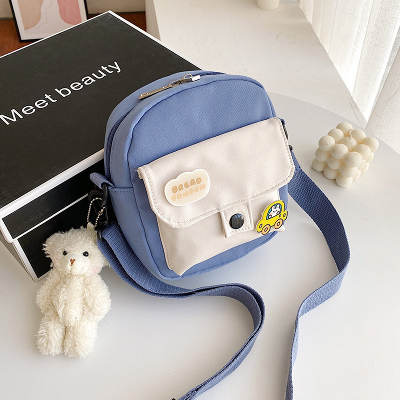 Crossbody torba od platna, mala kvadratna, uspravni dizajn, zatvaranje zatvaračem, Notelli
