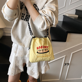 Najlon torbica preko ramena sa šnirnim zatvaranjem, vertikalni kvadratni oblik, unutarnja pretinica za telefon, jedan remen, svakodnevnu upotrebu