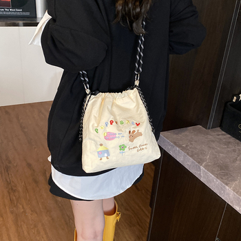 Najlon torbica preko ramena sa šnirnim zatvaranjem, vertikalni kvadratni oblik, unutarnja pretinica za telefon, jedan remen, svakodnevnu upotrebu