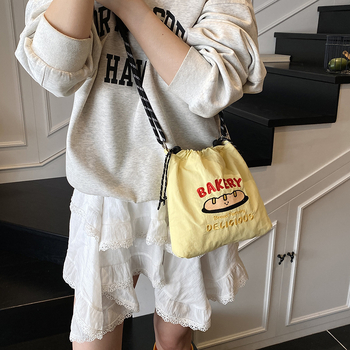 Najlon torbica preko ramena sa šnirnim zatvaranjem, vertikalni kvadratni oblik, unutarnja pretinica za telefon, jedan remen, svakodnevnu upotrebu