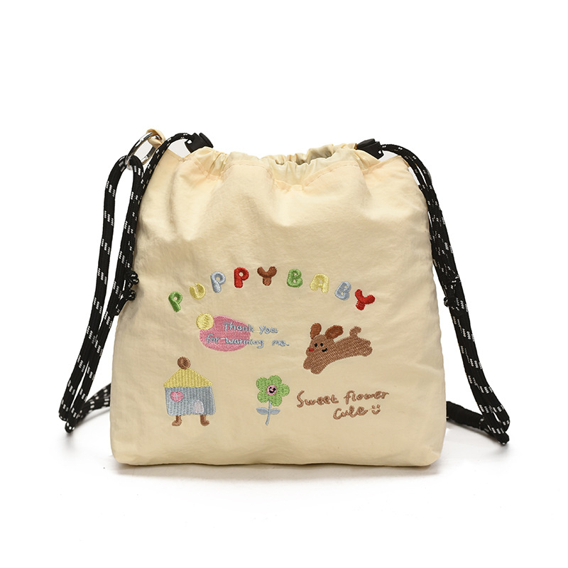 Najlon torbica preko ramena sa šnirnim zatvaranjem, vertikalni kvadratni oblik, unutarnja pretinica za telefon, jedan remen, svakodnevnu upotrebu