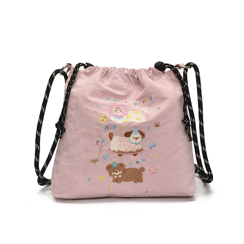 Najlon torbica preko ramena sa šnirnim zatvaranjem, vertikalni kvadratni oblik, unutarnja pretinica za telefon, jedan remen, svakodnevnu upotrebu