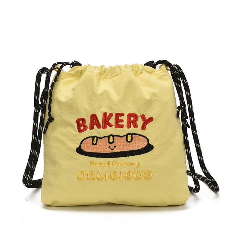 Najlon torbica preko ramena sa šnirnim zatvaranjem, vertikalni kvadratni oblik, unutarnja pretinica za telefon, jedan remen, svakodnevnu upotrebu