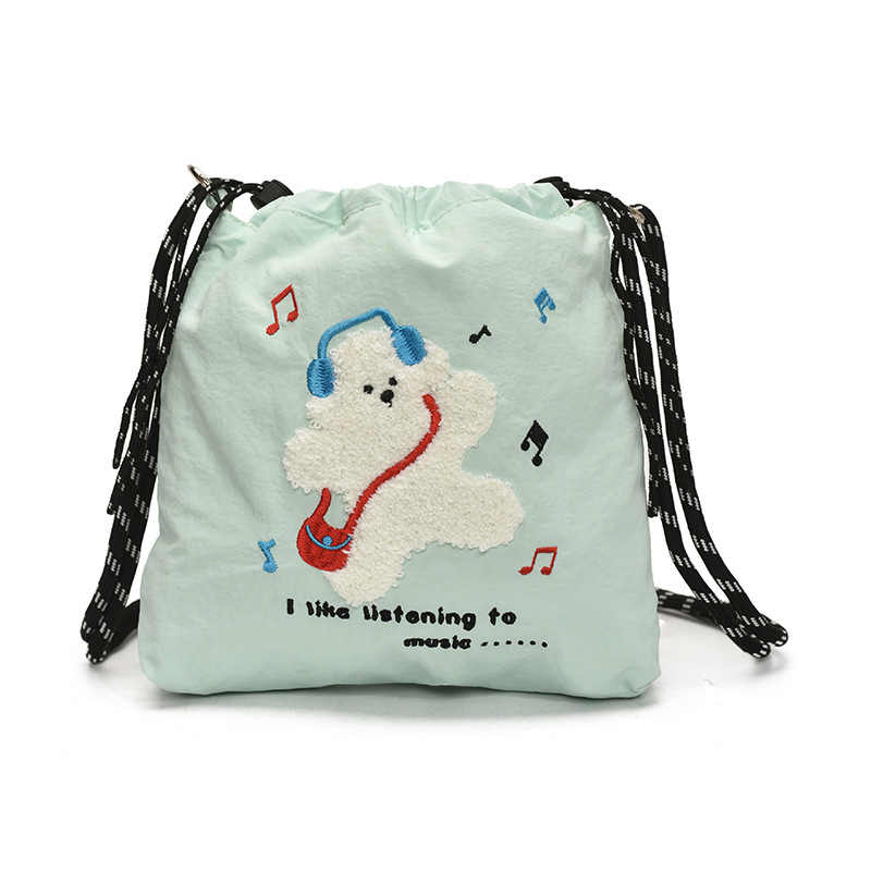 Najlon torbica preko ramena sa šnirnim zatvaranjem, vertikalni kvadratni oblik, unutarnja pretinica za telefon, jedan remen, svakodnevnu upotrebu