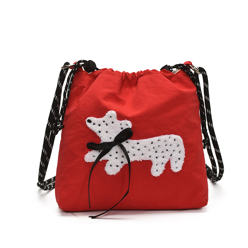 Najlon torbica preko ramena sa šnirnim zatvaranjem, vertikalni kvadratni oblik, unutarnja pretinica za telefon, jedan remen, svakodnevnu upotrebu