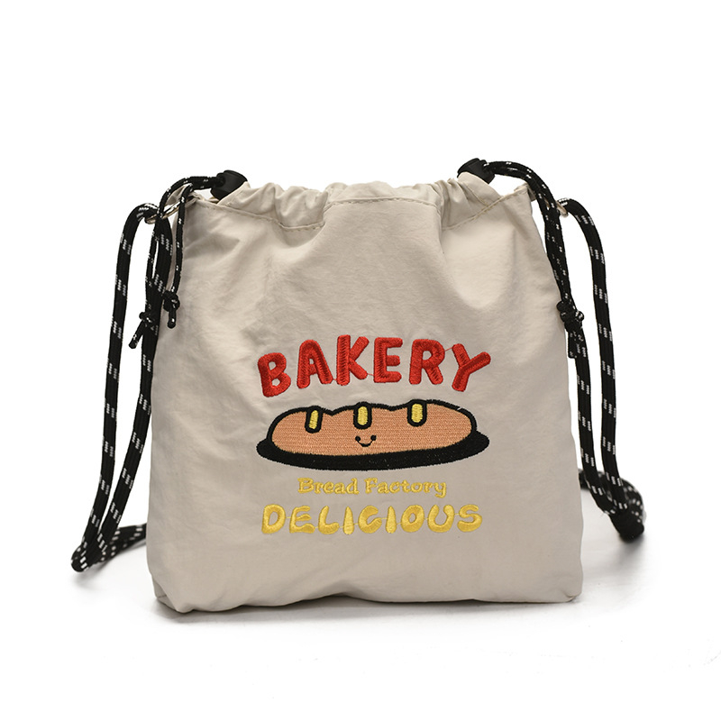 Najlon torbica preko ramena sa šnirnim zatvaranjem, vertikalni kvadratni oblik, unutarnja pretinica za telefon, jedan remen, svakodnevnu upotrebu