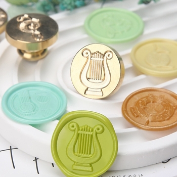 Vaska zīmogs ar vara galvu, mūzikas nots motīvs, vokālā sērija