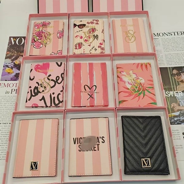 Ultra-λεπτή θήκη διαβατηρίου και καρτών με ρίγες από PU – unisex οργανωτής εγγράφων για ταξίδια, επένδυση πολυεστέρα, έκδοση άνοιξη 2024