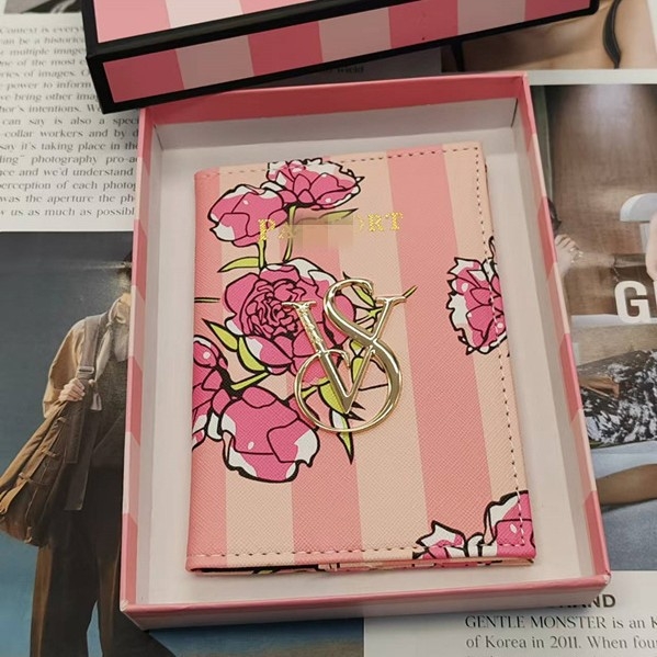 Ultra-λεπτή θήκη διαβατηρίου και καρτών με ρίγες από PU – unisex οργανωτής εγγράφων για ταξίδια, επένδυση πολυεστέρα, έκδοση άνοιξη 2024