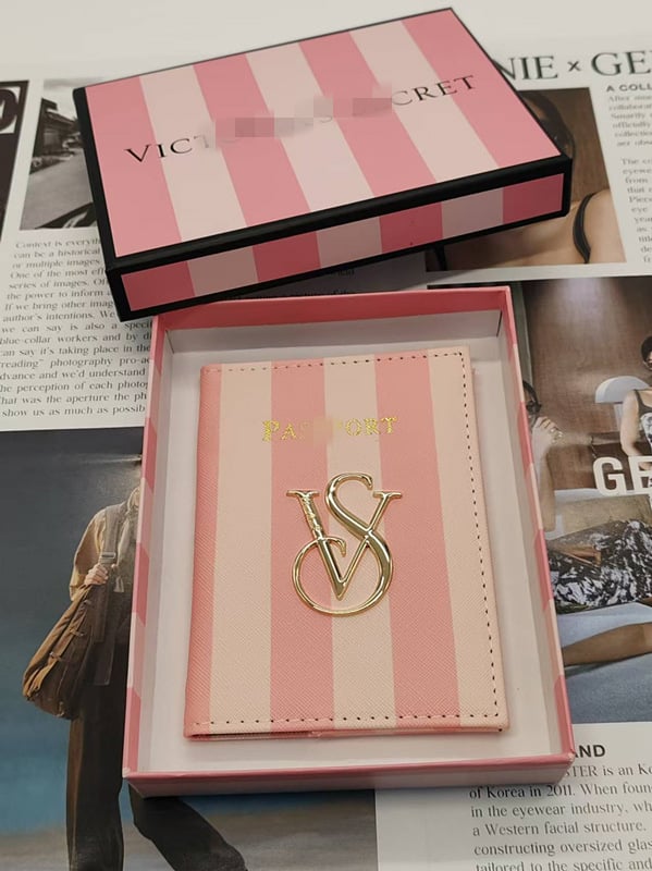 Ultra-λεπτή θήκη διαβατηρίου και καρτών με ρίγες από PU – unisex οργανωτής εγγράφων για ταξίδια, επένδυση πολυεστέρα, έκδοση άνοιξη 2024