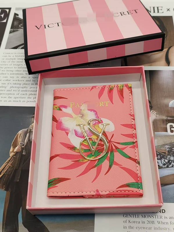 Ultra-λεπτή θήκη διαβατηρίου και καρτών με ρίγες από PU – unisex οργανωτής εγγράφων για ταξίδια, επένδυση πολυεστέρα, έκδοση άνοιξη 2024