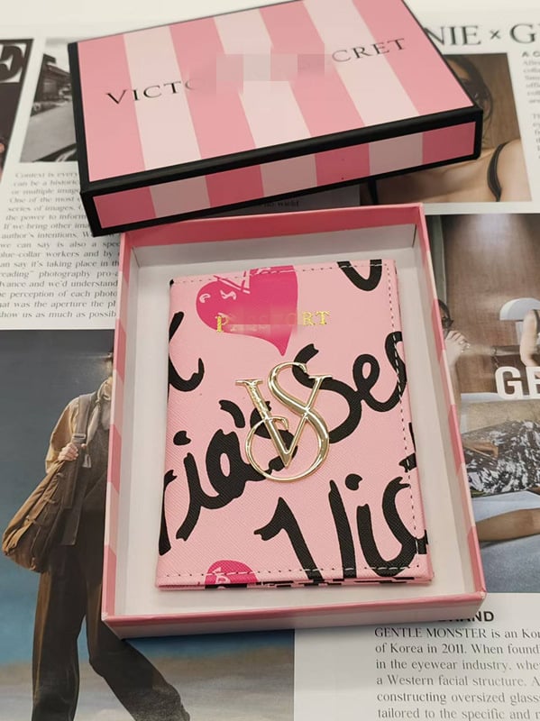 Ultra-λεπτή θήκη διαβατηρίου και καρτών με ρίγες από PU – unisex οργανωτής εγγράφων για ταξίδια, επένδυση πολυεστέρα, έκδοση άνοιξη 2024