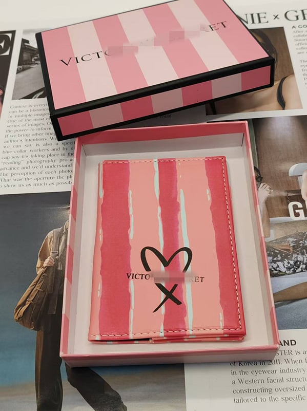 Ultra-λεπτή θήκη διαβατηρίου και καρτών με ρίγες από PU – unisex οργανωτής εγγράφων για ταξίδια, επένδυση πολυεστέρα, έκδοση άνοιξη 2024