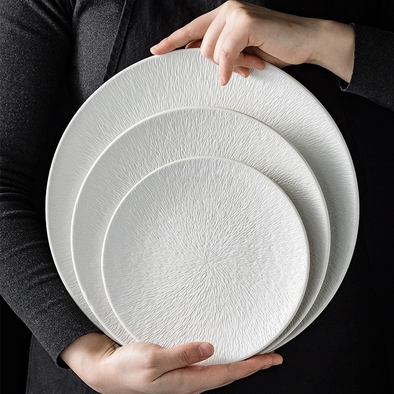 Porcelanski plosnati tanjur, kružnog oblika, prugast uzorak, japanskog stila, pogodan za mikrovalnu
