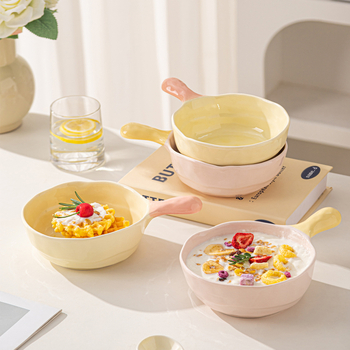 Keramická misa s úchytkou v farebnom bloku — nepravidelný tvar, jednofarebný vzor, mikrovlnka vhodné, moderný minimalistický štýl, porcia pre jednu osobu