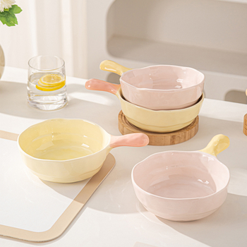 Keramická misa s úchytkou v farebnom bloku — nepravidelný tvar, jednofarebný vzor, mikrovlnka vhodné, moderný minimalistický štýl, porcia pre jednu osobu