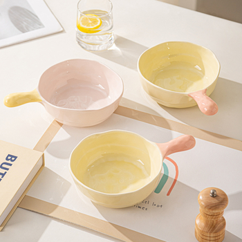 Keramická misa s úchytkou v farebnom bloku — nepravidelný tvar, jednofarebný vzor, mikrovlnka vhodné, moderný minimalistický štýl, porcia pre jednu osobu