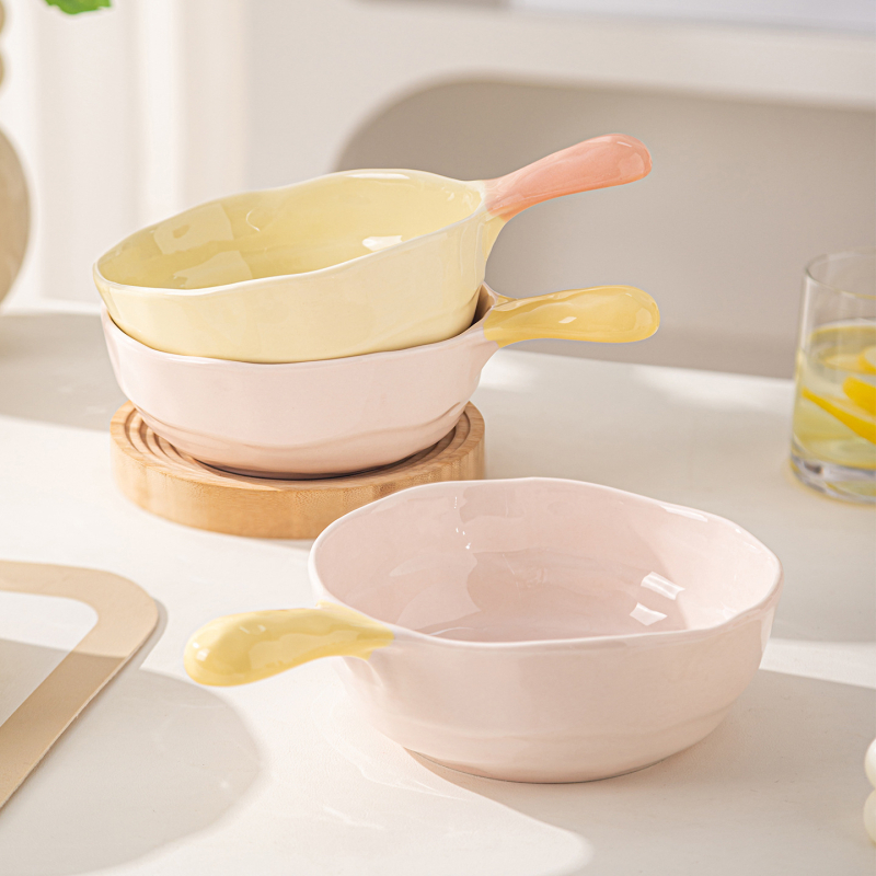 Keramická misa s úchytkou v farebnom bloku — nepravidelný tvar, jednofarebný vzor, mikrovlnka vhodné, moderný minimalistický štýl, porcia pre jednu osobu