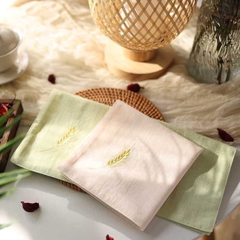 Kabatas lakatiņš — antīks stils, tīra kokvilna, dubultslāņu, izšūti kviešu ausis, izšūts teksts