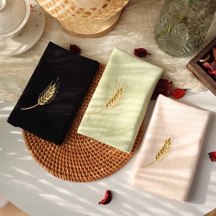 Kabatas lakatiņš — antīks stils, tīra kokvilna, dubultslāņu, izšūti kviešu ausis, izšūts teksts