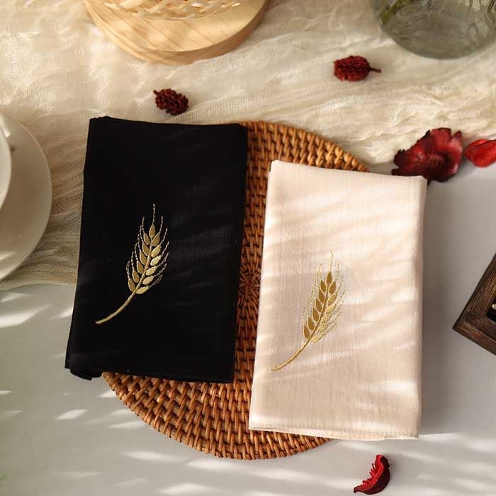 Kabatas lakatiņš — antīks stils, tīra kokvilna, dubultslāņu, izšūti kviešu ausis, izšūts teksts