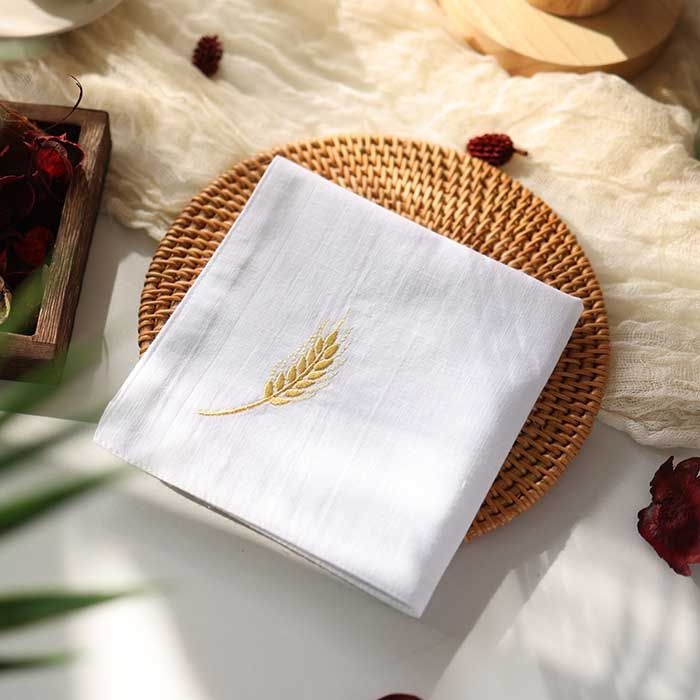 Kabatas lakatiņš — antīks stils, tīra kokvilna, dubultslāņu, izšūti kviešu ausis, izšūts teksts