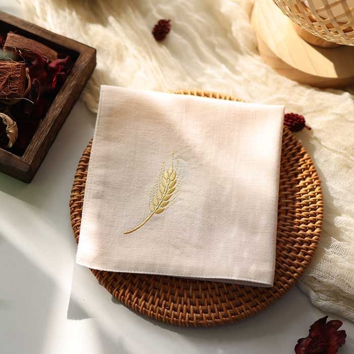 Kabatas lakatiņš — antīks stils, tīra kokvilna, dubultslāņu, izšūti kviešu ausis, izšūts teksts