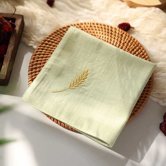 Kabatas lakatiņš — antīks stils, tīra kokvilna, dubultslāņu, izšūti kviešu ausis, izšūts teksts