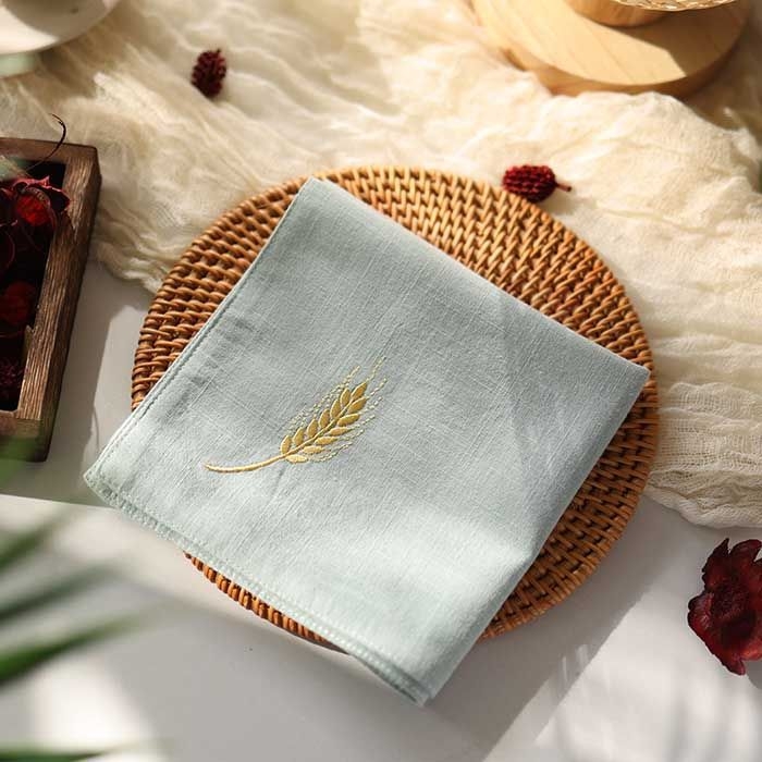 Kabatas lakatiņš — antīks stils, tīra kokvilna, dubultslāņu, izšūti kviešu ausis, izšūts teksts