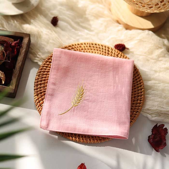 Kabatas lakatiņš — antīks stils, tīra kokvilna, dubultslāņu, izšūti kviešu ausis, izšūts teksts