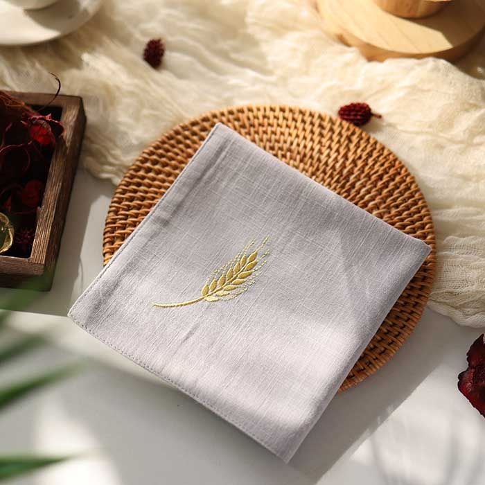 Kabatas lakatiņš — antīks stils, tīra kokvilna, dubultslāņu, izšūti kviešu ausis, izšūts teksts