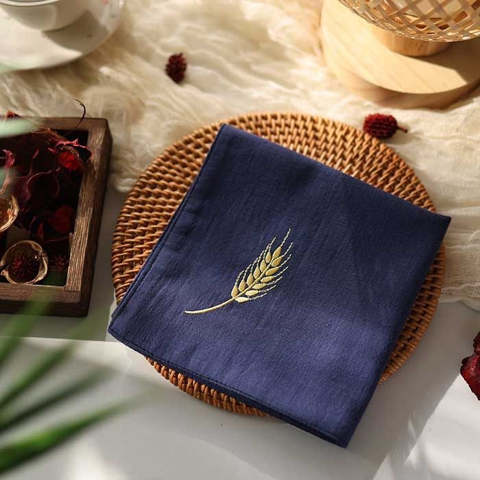 Kabatas lakatiņš — antīks stils, tīra kokvilna, dubultslāņu, izšūti kviešu ausis, izšūts teksts