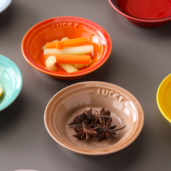 Portselaninė apvali lėkštė su underglaze apdaila, mikrobangų krosnelė saugi, daugybė raštų, įspaustas logotipas; tinka padažams, dipams ir užkandžiams.