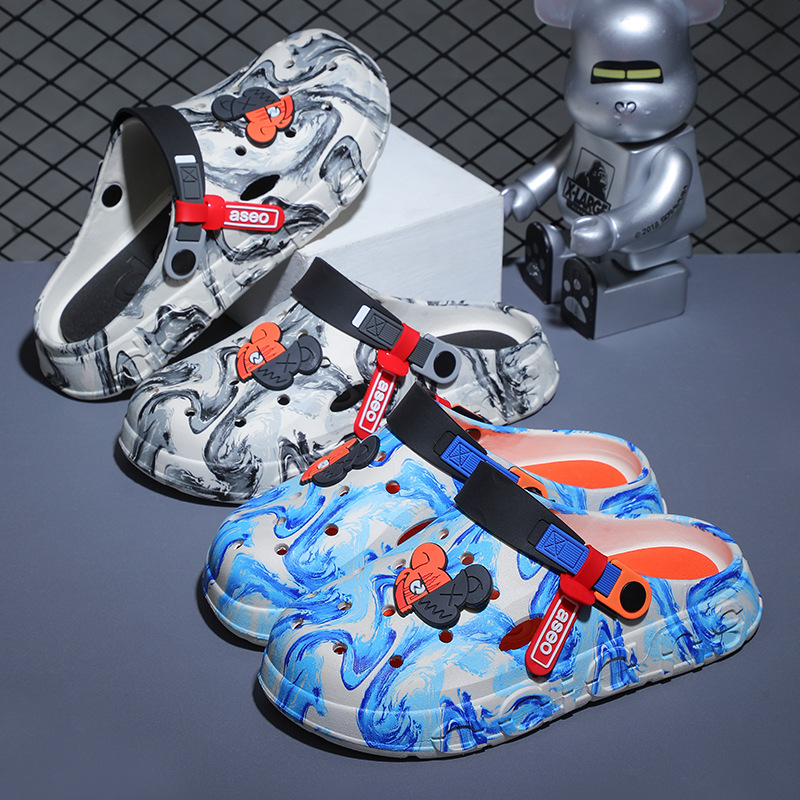 Vīriešu EVA pludmales sandales – plastmases augšējā daļa un zole, EVA zolīte, anti-slīdēšana un ūdensnecaurlaidīgas, papēža augstums 3,0–3,5 cm, raksts divpusējs lācis