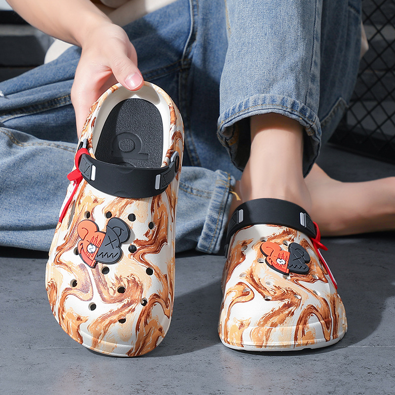 Vīriešu EVA pludmales sandales – plastmases augšējā daļa un zole, EVA zolīte, anti-slīdēšana un ūdensnecaurlaidīgas, papēža augstums 3,0–3,5 cm, raksts divpusējs lācis