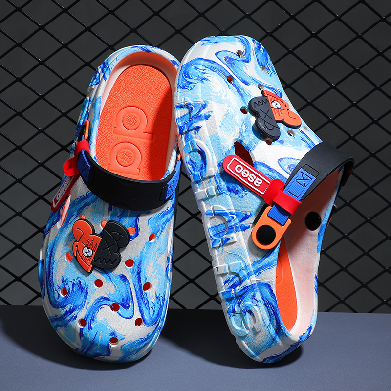 Vīriešu EVA pludmales sandales – plastmases augšējā daļa un zole, EVA zolīte, anti-slīdēšana un ūdensnecaurlaidīgas, papēža augstums 3,0–3,5 cm, raksts divpusējs lācis