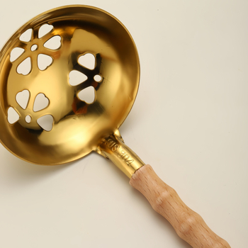 Lingură de bucătărie din oțel inoxidabil 304, mâner din fag, rezistență la temperaturi înalte, design modern minimalist, imprimare de logo disponibil.