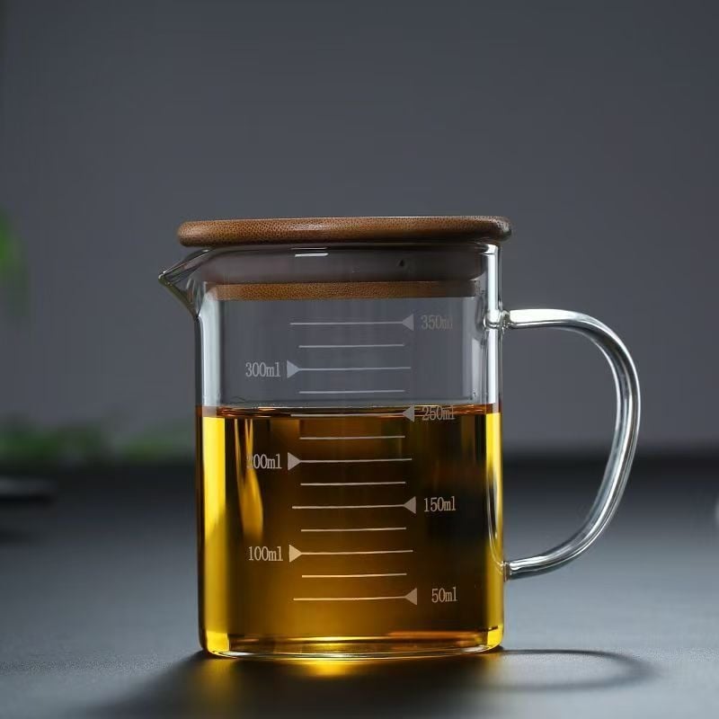 Hőálló üveg mérőedény skálával, fedéllel és fogantyúval