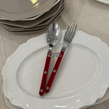 Francia stílusú 304 rozsdamentes acél evőeszköz készlet: steakhez kés, villa és kanál, klipszes fogantyúval, tükrös felület