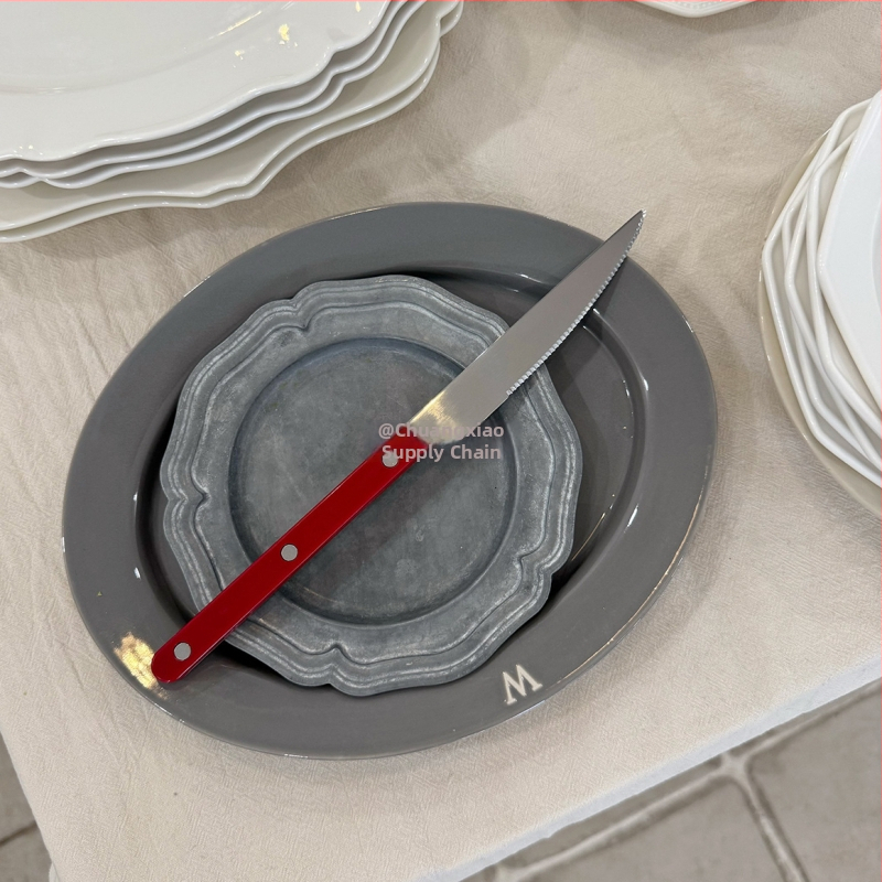 Francia stílusú 304 rozsdamentes acél evőeszköz készlet: steakhez kés, villa és kanál, klipszes fogantyúval, tükrös felület