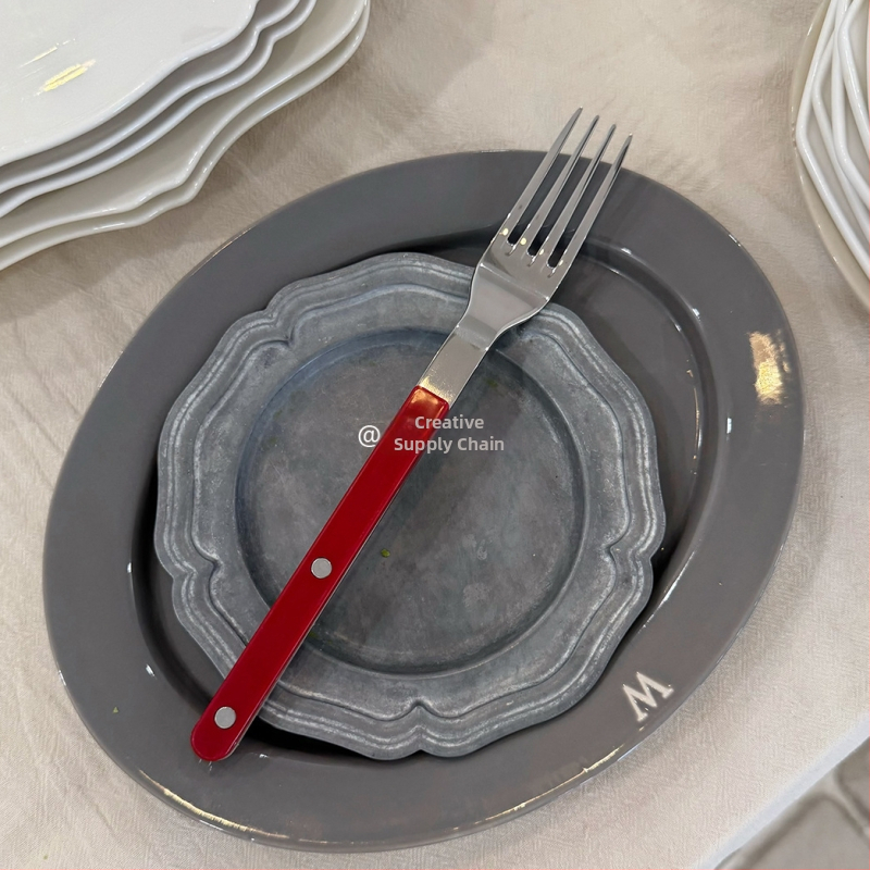 Francia stílusú 304 rozsdamentes acél evőeszköz készlet: steakhez kés, villa és kanál, klipszes fogantyúval, tükrös felület