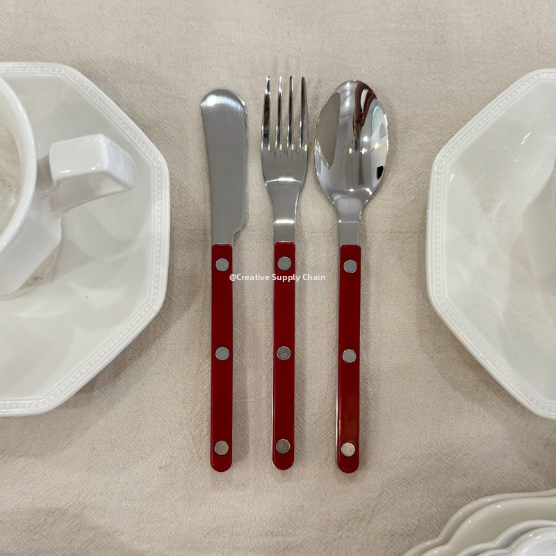 Francia stílusú 304 rozsdamentes acél evőeszköz készlet: steakhez kés, villa és kanál, klipszes fogantyúval, tükrös felület