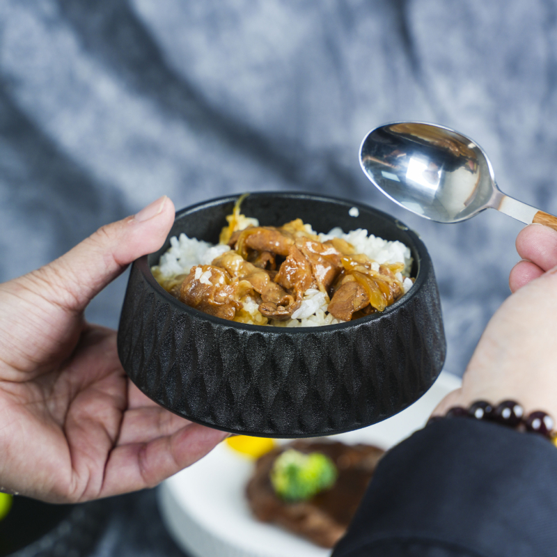 Keramički set posuđa: duboki tanjuri, zdjela za rižu, tanjur za tjesteninu; japanski stil, kružni oblik, ispod glazure boja, mogućnost prilagodbe
