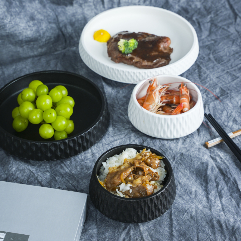 Keramički set posuđa: duboki tanjuri, zdjela za rižu, tanjur za tjesteninu; japanski stil, kružni oblik, ispod glazure boja, mogućnost prilagodbe