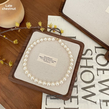 Drevený stojan na šperky z orechového dreva – podnos na prstene a náhrdelníky, umelecký štýl, jar 2025 uvedenie