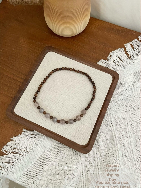 Drevený stojan na šperky z orechového dreva – podnos na prstene a náhrdelníky, umelecký štýl, jar 2025 uvedenie