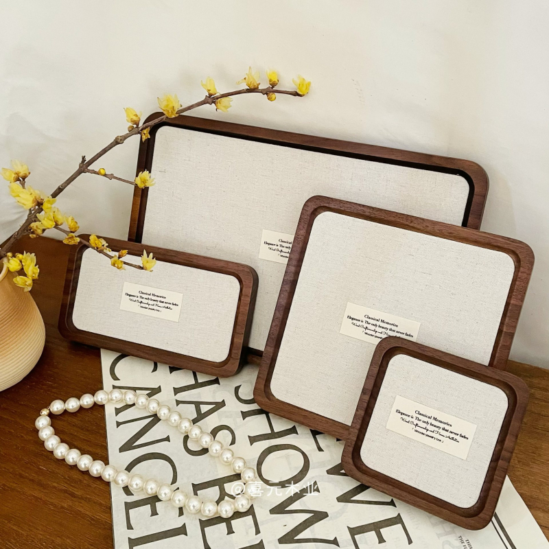 Drevený stojan na šperky z orechového dreva – podnos na prstene a náhrdelníky, umelecký štýl, jar 2025 uvedenie